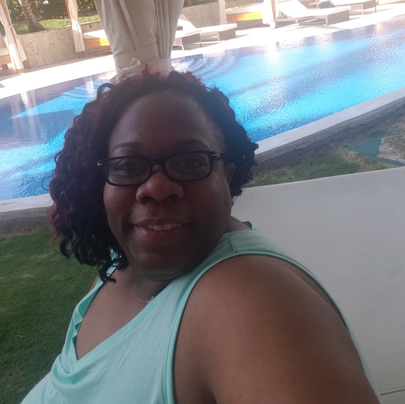 Meet your Posher, Danielle - Picture 2 of 3